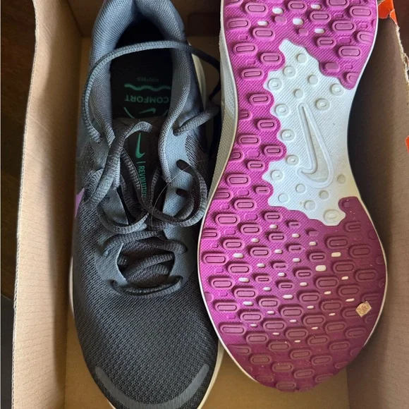 Nike Revolution 7 in Smoke Grey and Dusty Cactus - Picture 4 of 4